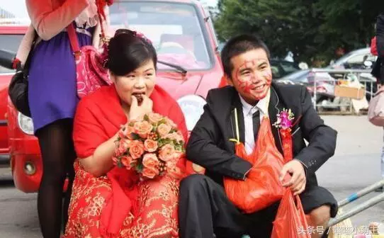 媽媽改嫁後,我跟奶奶生活,我結婚時媽送三萬紅包,我笑著送她走