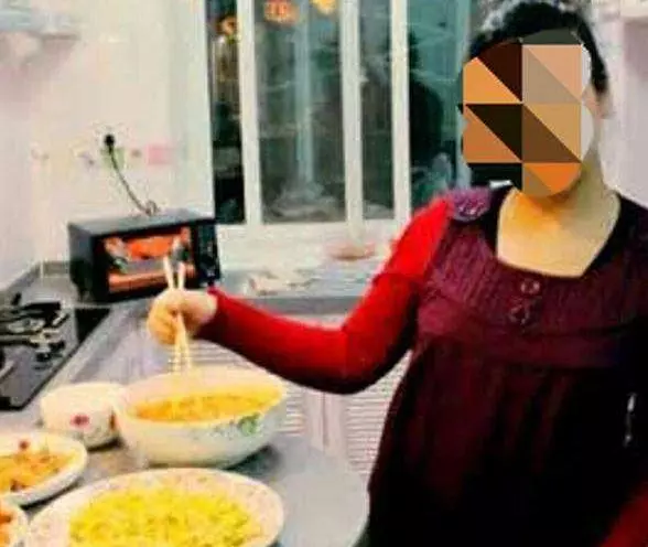 三歲女兒肚子突然隆起似「懷孕」,醫生告知原因後,媽媽狠狠打了自己個一巴掌