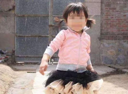 三歲女兒肚子突然隆起似「懷孕」,醫生告知原因後,媽媽狠狠打了自己個一巴掌