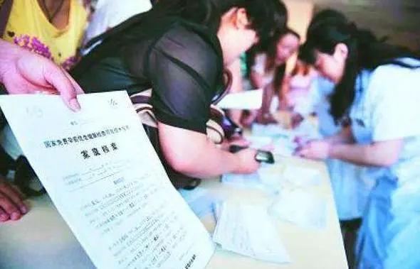 三歲女兒肚子突然隆起似「懷孕」,醫生告知原因後,媽媽狠狠打了自己個一巴掌