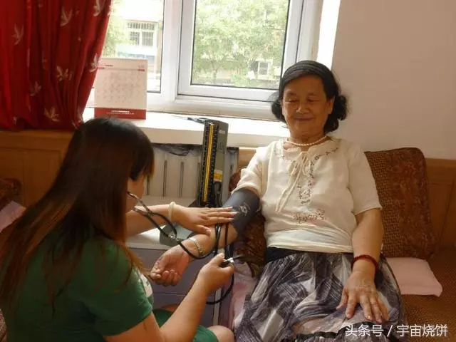 女兒三年不孕,端午節我去看望,看到沙發上的人,我甩女兒一巴掌