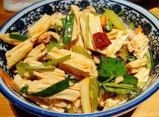 天氣熱了,到該吃涼菜的季節了!分享幾道我家經常吃的家常涼菜