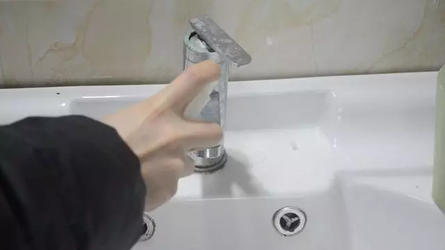 「白醋加食鹽」沒想到這麼厲害,放在家裡 解決了家家戶戶困擾的問題!
