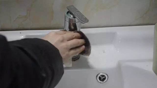 「白醋加食鹽」沒想到這麼厲害,放在家裡 解決了家家戶戶困擾的問題!
