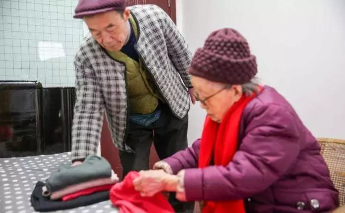 老人107歲了,卻比50歲的人身體好,面色紅潤、腰背挺直、耳不聾眼不花,她說:這種菜我從不吃