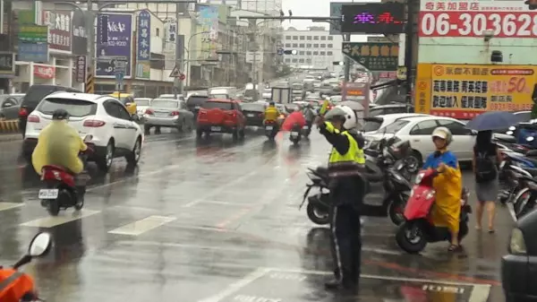 南警大雨中執勤被拍下 網友直呼:辛苦了