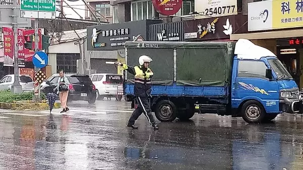 南警大雨中執勤被拍下 網友直呼:辛苦了