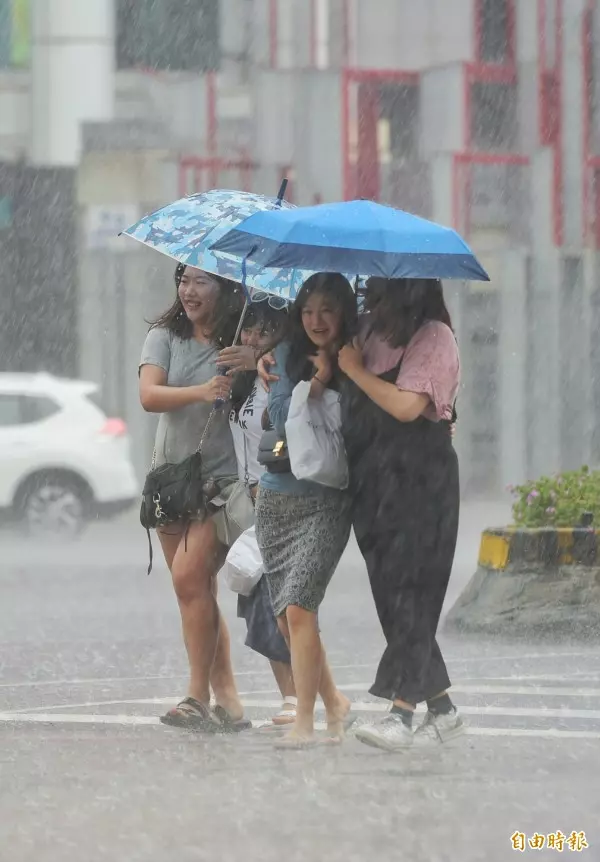 南警大雨中執勤被拍下 網友直呼:辛苦了