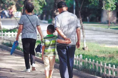 媳婦不讓我帶孫女,我給女兒帶外孫,她卻罵我偏心