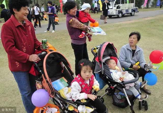 媳婦不讓我帶孫女,我給女兒帶外孫,她卻罵我偏心