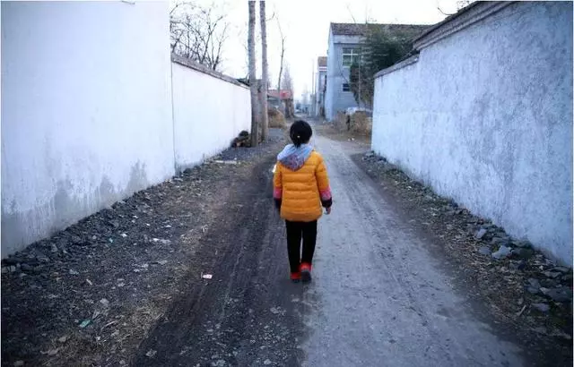 高攀婆家以後,婆婆知道父親得了重病,連夜買了火車票趕媳婦回家