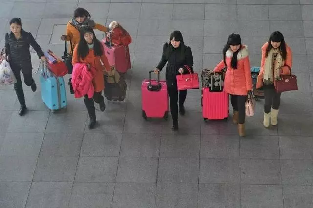 高攀婆家以後,婆婆知道父親得了重病,連夜買了火車票趕媳婦回家