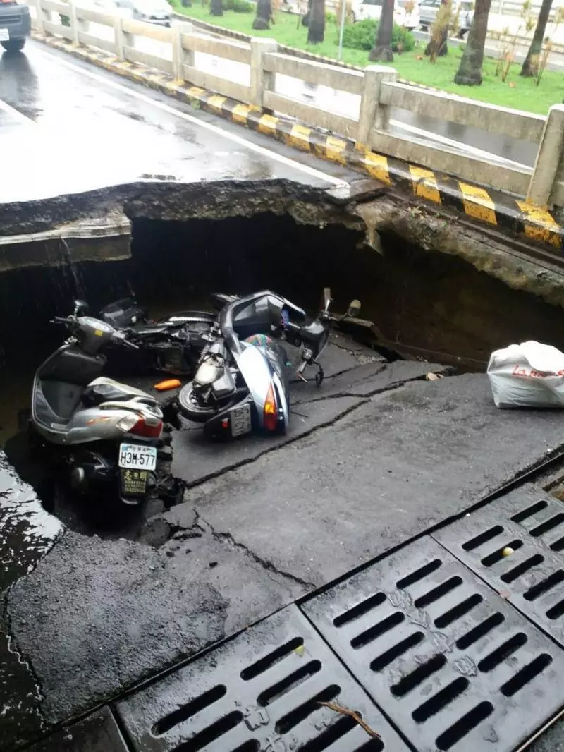 台南地下道路面下陷 3騎士墜落坑洞受傷