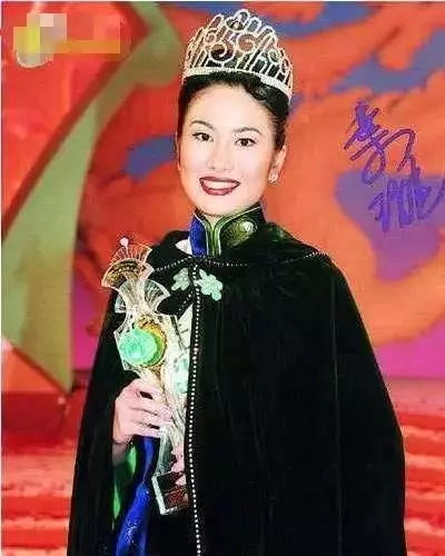 吳京的前任和現任妻子對比,終於知道他為什麼選擇現任妻子謝楠了!
