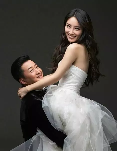 吳京的前任和現任妻子對比,終於知道他為什麼選擇現任妻子謝楠了!