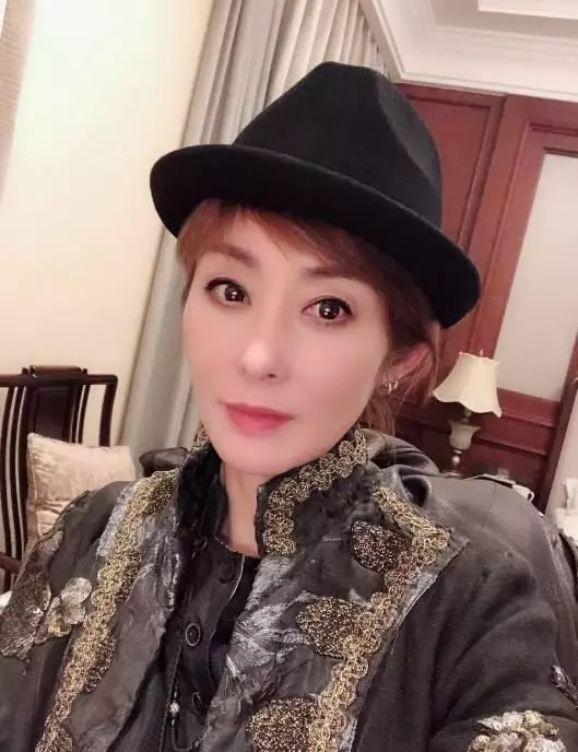 當50歲的張敏遇見50歲的陳紅,網友:自然老去的臉看起來就是舒服!