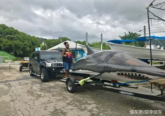 33歲去世,生前十幾輛名車,還有私人飛機和遊艇,死後賓利陪葬