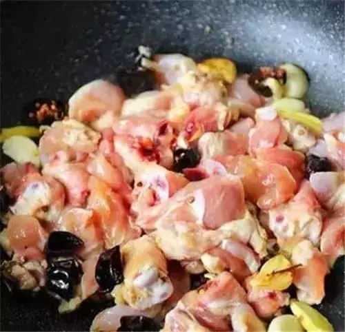美食DIY-超簡單黃燜雞米飯又叫香雞煲,濃汁雞煲飯。