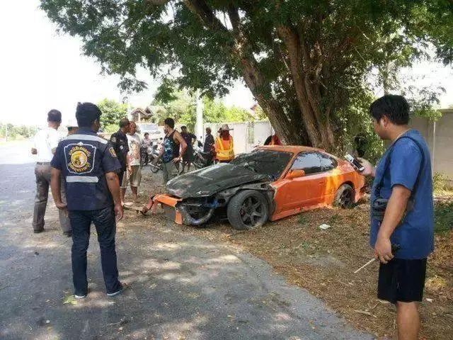 和尚駕駛100萬跑車出車禍後,說了7個字,救援人員聽完不再救他
