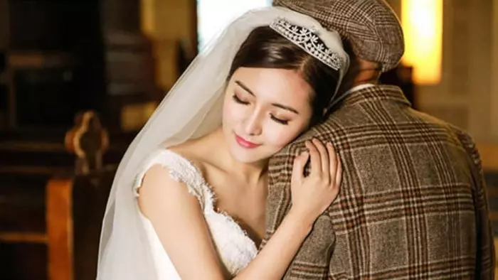 史上最美的婚紗照!漂亮女子牽著87歲的爺爺到影樓拍「婚紗照」!她表示:「我婚紗穿給誰看都無所謂,但爺爺一定要看到!