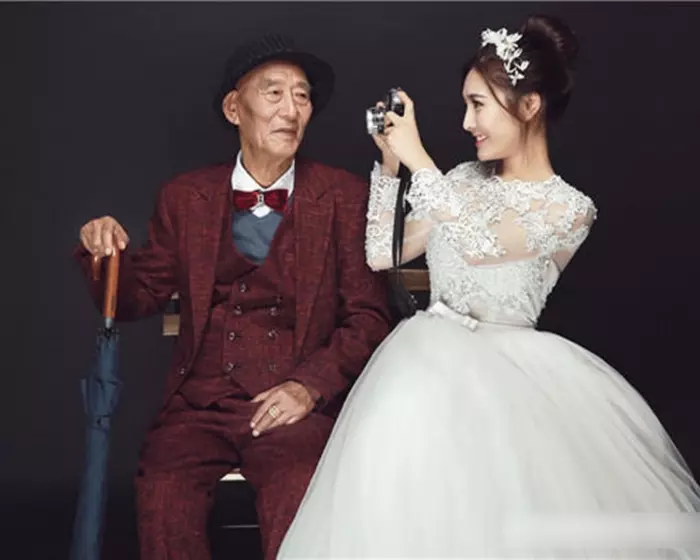 史上最美的婚紗照!漂亮女子牽著87歲的爺爺到影樓拍「婚紗照」!她表示:「我婚紗穿給誰看都無所謂,但爺爺一定要看到!