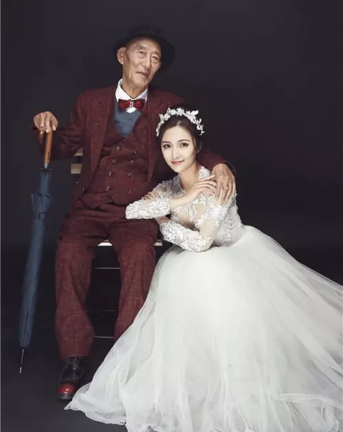 史上最美的婚紗照!漂亮女子牽著87歲的爺爺到影樓拍「婚紗照」!她表示:「我婚紗穿給誰看都無所謂,但爺爺一定要看到!
