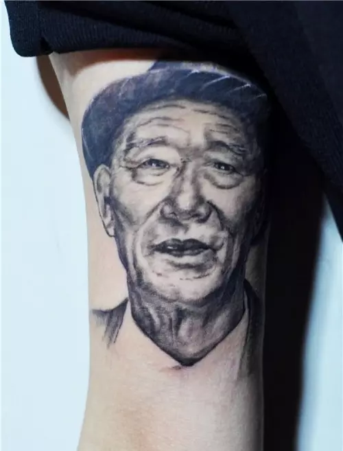 史上最美的婚紗照!漂亮女子牽著87歲的爺爺到影樓拍「婚紗照」!她表示:「我婚紗穿給誰看都無所謂,但爺爺一定要看到!