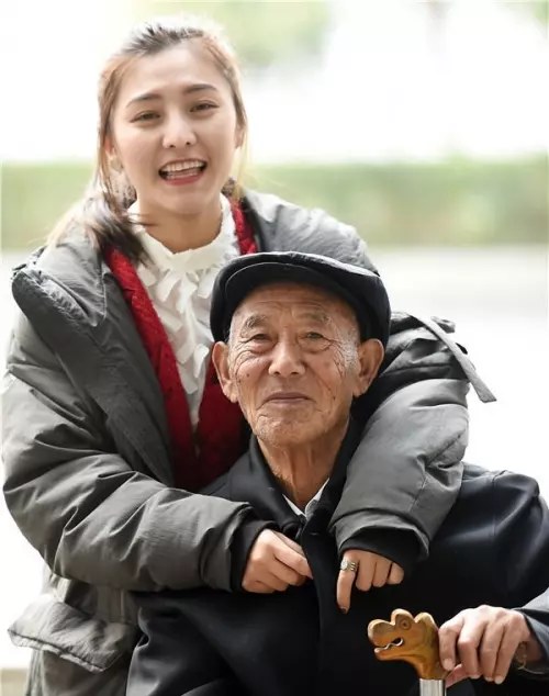 史上最美的婚紗照!漂亮女子牽著87歲的爺爺到影樓拍「婚紗照」!她表示:「我婚紗穿給誰看都無所謂,但爺爺一定要看到!