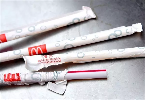 新加坡第一家!肯德基限塑:週三起停用塑膠蓋和吸管