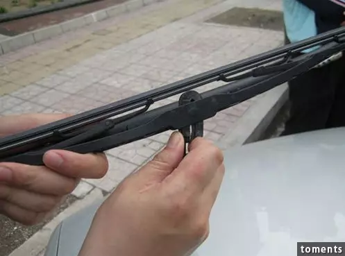 為什麼Park在路邊的車都會把Wiper「立」起來? 不知道原因的人都賠了好多錢! 快學起來吧~