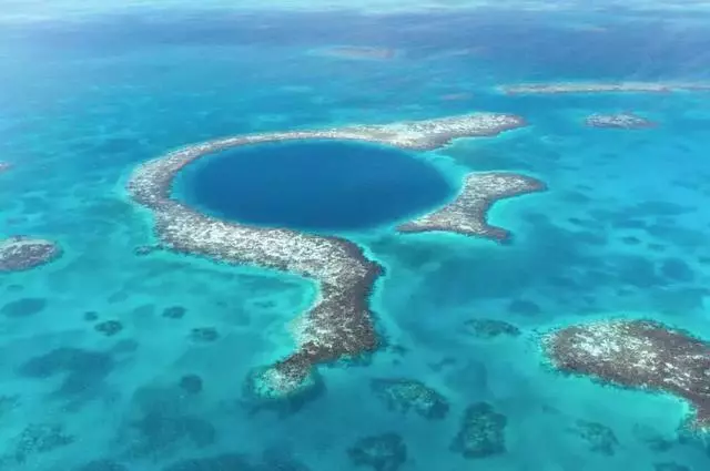 海洋里的神秘「藍洞」是怎麼來的?裡面有奇怪生物嗎?