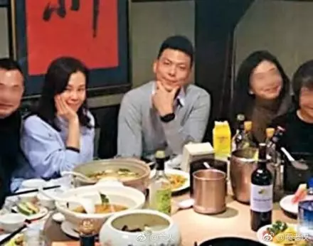 老牛吃嫩草!彭佳慧當街擁吻小16歲鮮肉大起底!跟老公離婚都是因為他?