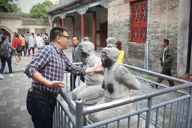 秦檜後人說:祖先跪了800年,該站起來了,岳飛後人霸氣回應!