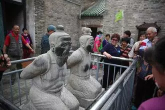 秦檜後人說:祖先跪了800年,該站起來了,岳飛後人霸氣回應!