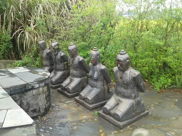 秦檜後人說:祖先跪了800年,該站起來了,岳飛後人霸氣回應!
