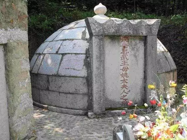秦檜後人說:祖先跪了800年,該站起來了,岳飛後人霸氣回應!