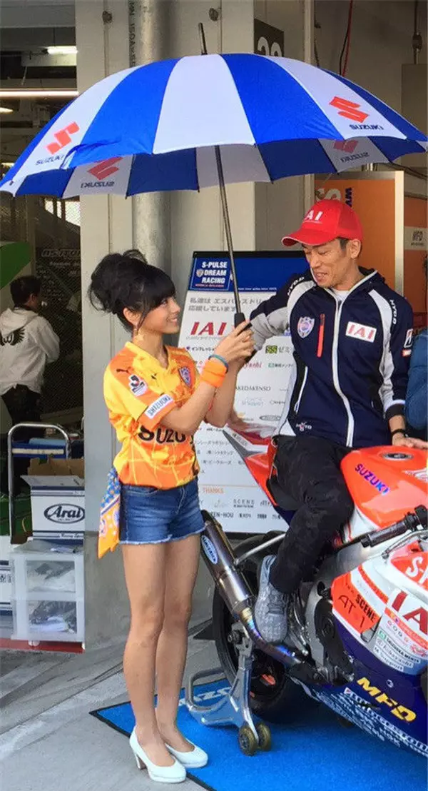 賽車女郎性感照網路瘋傳,網友肉搜出本尊「驚人年齡」賽車手都嚇壞:「太不科學」! - 正面能量站