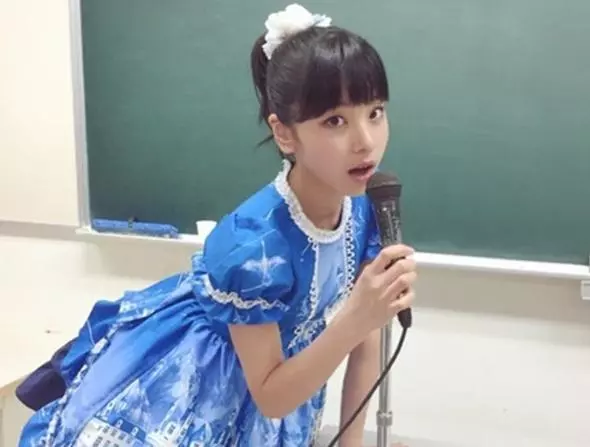 賽車女郎性感照網路瘋傳,網友肉搜出本尊「驚人年齡」賽車手都嚇壞:「太不科學」! - 正面能量站