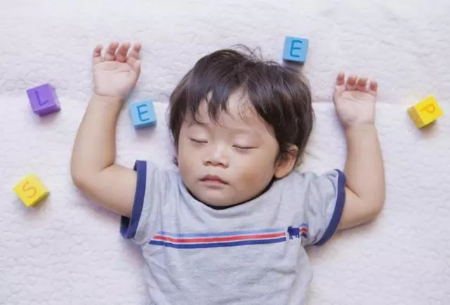 孩子睡覺總是舉手投降,網友評論亮了,你想知道的秘密藏在這