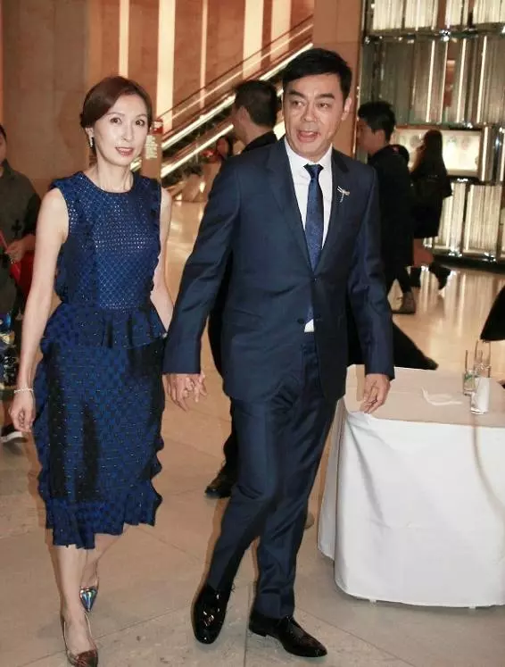 張家輝妻子,任達華妻子,劉青雲妻子,影帝背後的女人如今成這樣!
