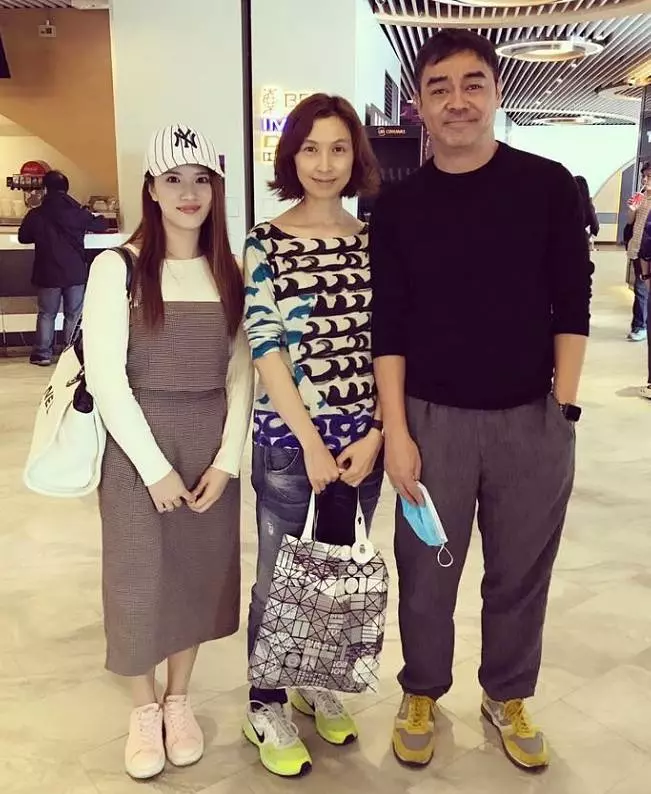 張家輝妻子,任達華妻子,劉青雲妻子,影帝背後的女人如今成這樣!