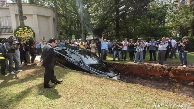 美國土豪將全新豪車埋在地下50年,豪車被挖出來後,變成什麼樣?