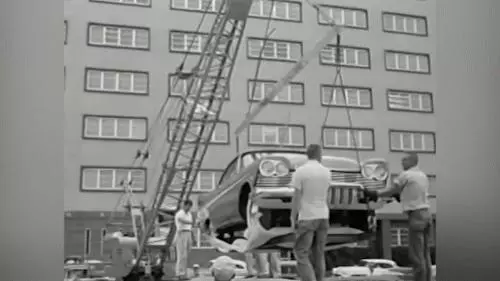 美國土豪將全新豪車埋在地下50年,豪車被挖出來後,變成什麼樣?