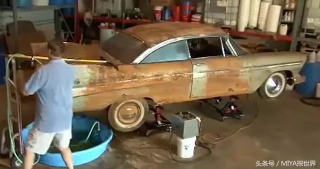 美國土豪將全新豪車埋在地下50年,豪車被挖出來後,變成什麼樣?