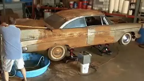 美國土豪將全新豪車埋在地下50年,豪車被挖出來後,變成什麼樣?