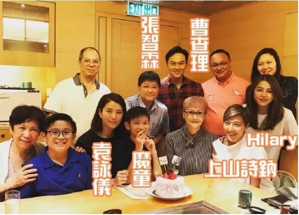 張智霖和71歲的媽媽合影,網友:還以為是姐弟