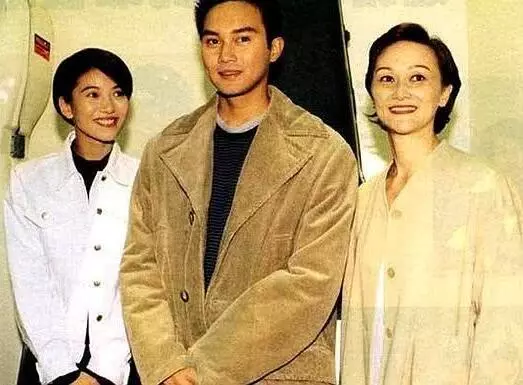 張智霖和71歲的媽媽合影,網友:還以為是姐弟