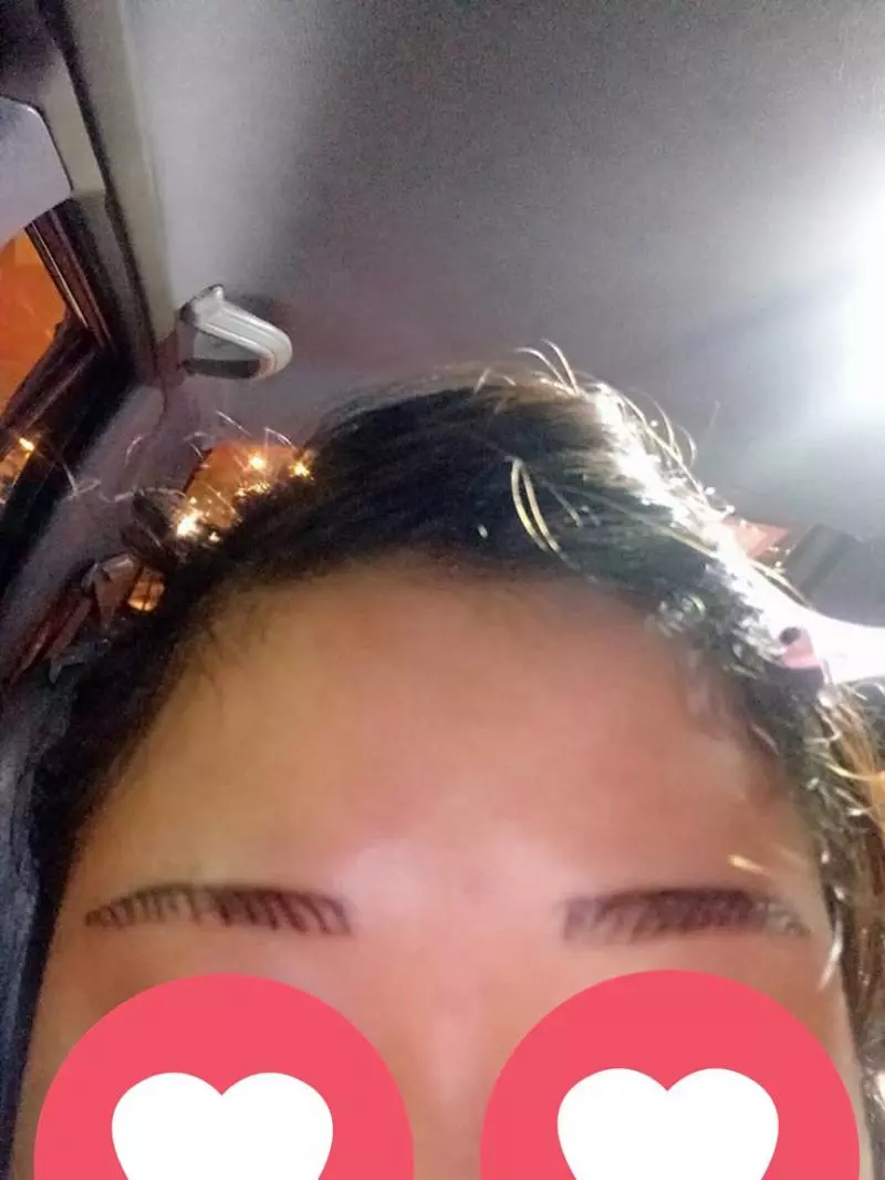 【超GG的!這是marker pen畫上去嗎?】女網友到美容院花RM188紋眉,結果紋出「xx」眉!網友:蠟小新看到都搖