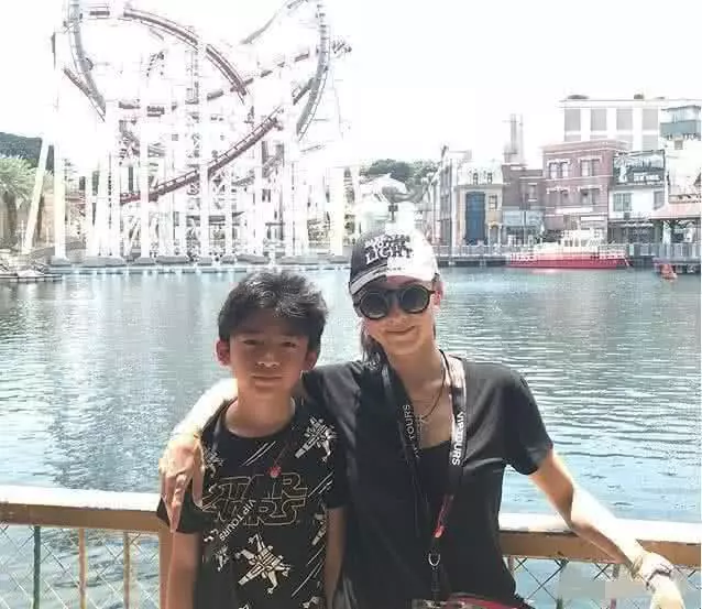 張柏芝基因太強大,8歲小兒子長開了,顏值遠超謝霆鋒!