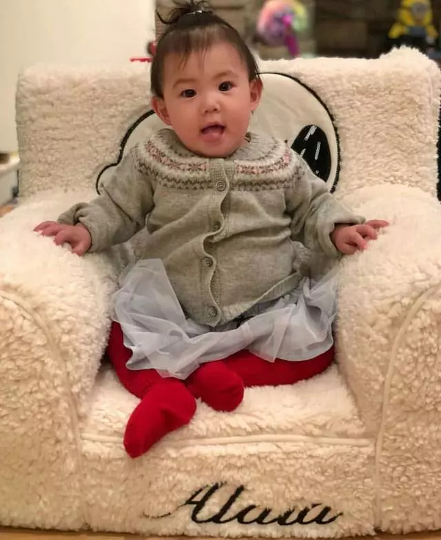 陳冠希父親節曬女兒萌態,父母年輕照也被曝光,媽媽好驚艷!